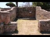 03039 ostia - castrum - decumanus maximus - caseggiato del portico delle mura del castrum (i,i,4) - dritter laden - bli ri westen - 06-2022.jpg